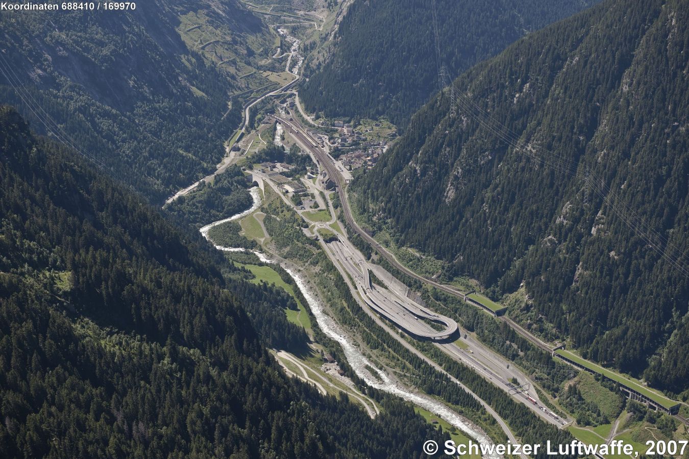 Göschenen (Bildmitte rechts); Tunnelportal SBB (obere Bildhälfte links); oberer Bildrand Mitte: Schöllenenbahn nach Andermatt.